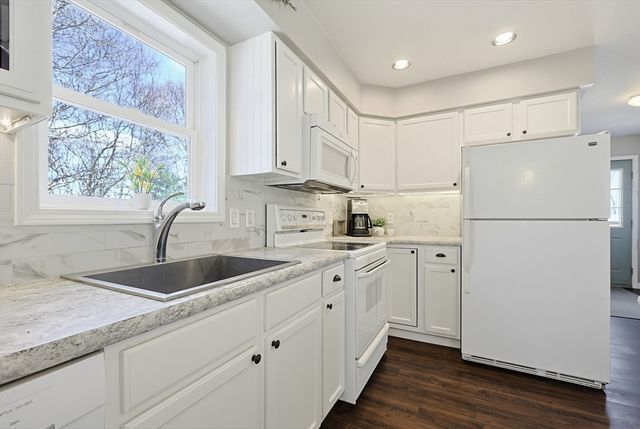 17 Keryn Ct, Northbridge, MA 01588