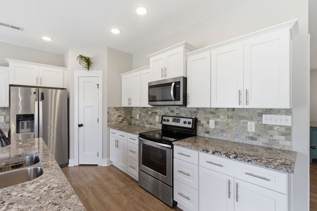 306 College St, Burns, TN 37029