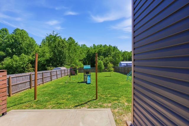 306 College St, Burns, TN 37029