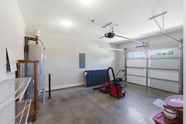 306 College St, Burns, TN 37029