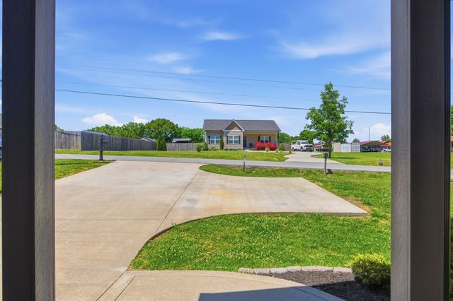 306 College St, Burns, TN 37029