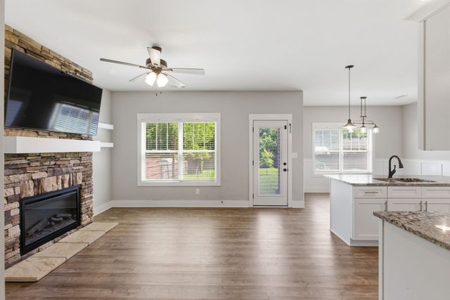306 College St, Burns, TN 37029