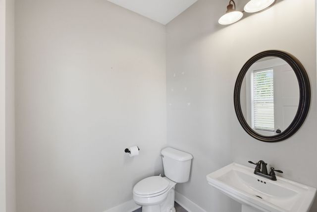 306 College St, Burns, TN 37029