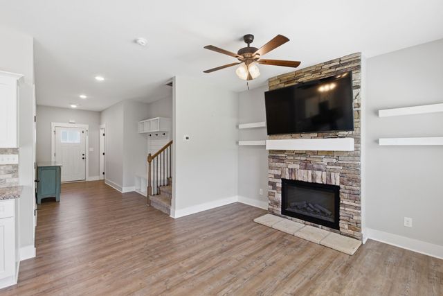 306 College St, Burns, TN 37029