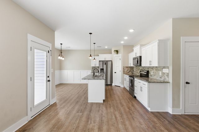 306 College St, Burns, TN 37029