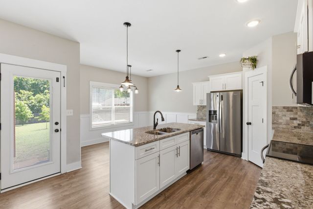 306 College St, Burns, TN 37029