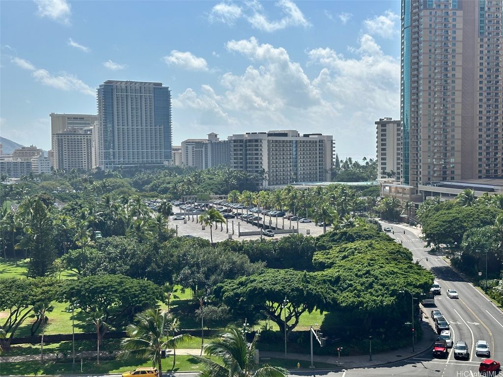 425 Ena Road 1201B, Honolulu, HI 96815