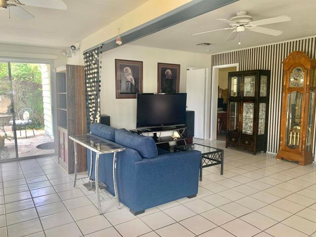 377 Club Circle Drive, Palm Springs, CA 92264