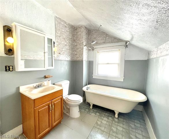 83 Smithsonian Street, Girard, OH 44420