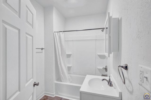 1017 SW 16th ST, Topeka, KS 66604