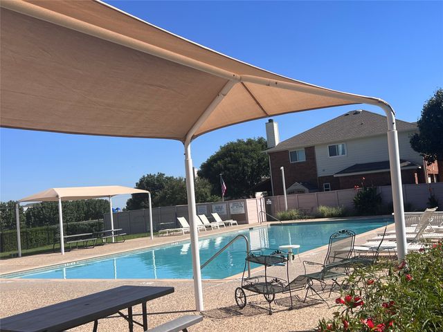 537 Hillcrest Circle, Justin, TX 76247