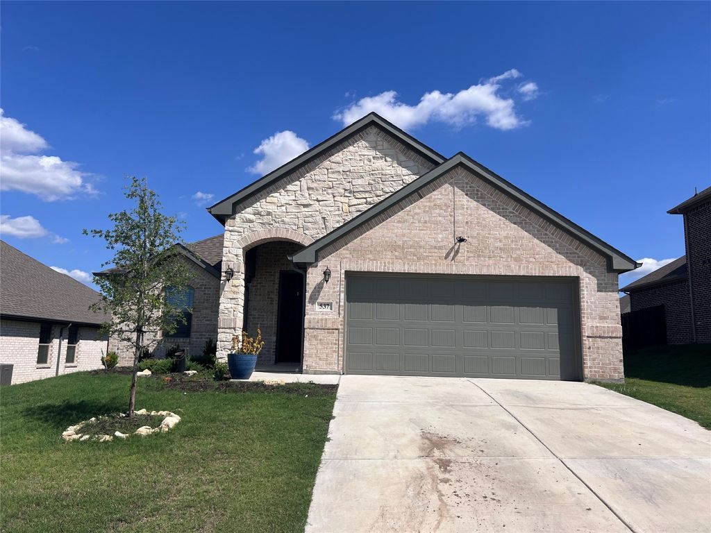 537 Hillcrest Circle, Justin, TX 76247