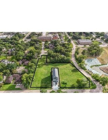 215 E Heritage Drive, Friendswood, TX 77546