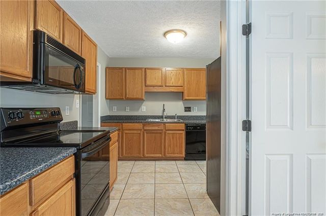 402 ROUNDTRTEE Drive, Fayetteville, NC 28303
