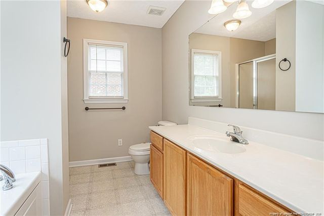 402 ROUNDTRTEE Drive, Fayetteville, NC 28303