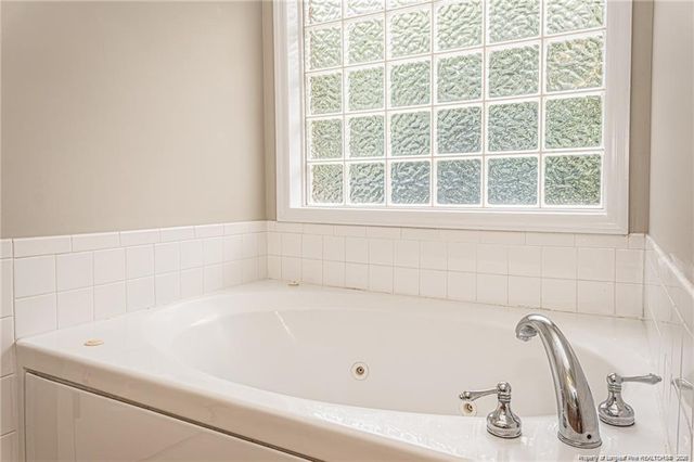 402 ROUNDTRTEE Drive, Fayetteville, NC 28303