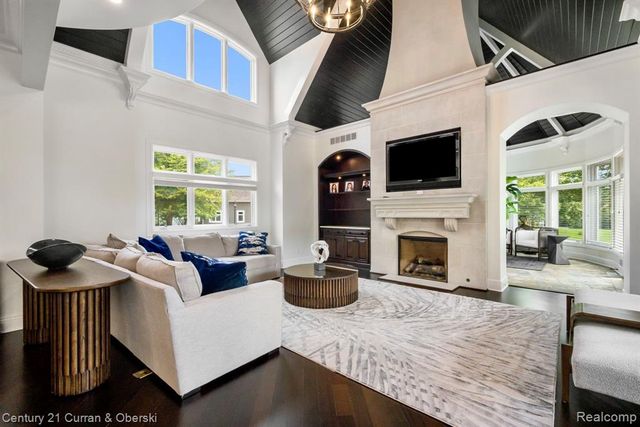 58415 10 Mile Road, South Lyon, MI 48178