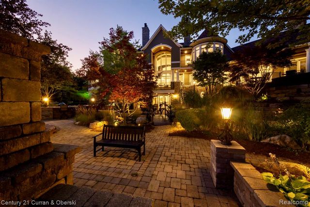 58415 10 Mile Road, South Lyon, MI 48178