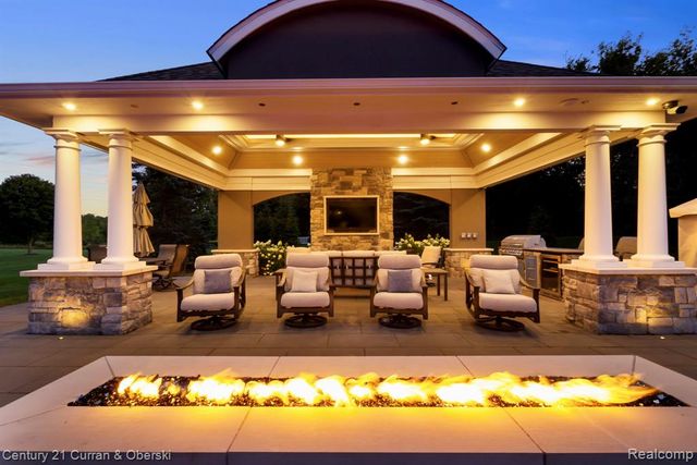 58415 10 Mile Road, South Lyon, MI 48178