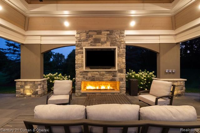 58415 10 Mile Road, South Lyon, MI 48178