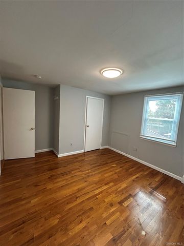 14 Walnut Avenue E, Farmingdale, NY 11735