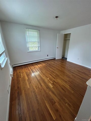 14 Walnut Avenue E, Farmingdale, NY 11735