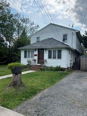 14 Walnut Avenue E, Farmingdale, NY 11735