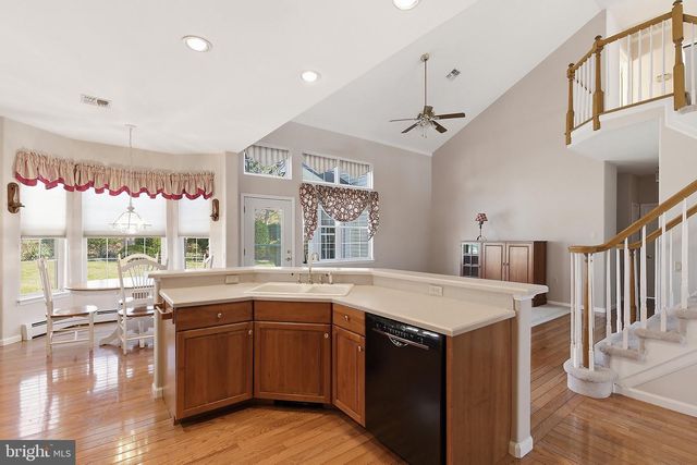 4 SWAN LAKE CT, Barnegat, NJ 08005