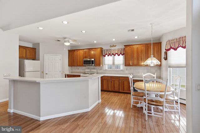 4 SWAN LAKE CT, Barnegat, NJ 08005