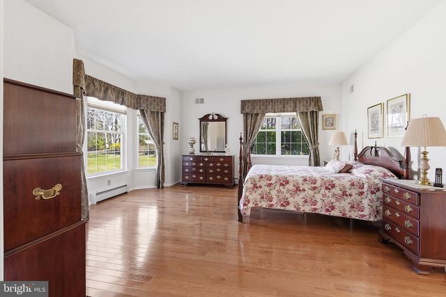 4 SWAN LAKE CT, Barnegat, NJ 08005