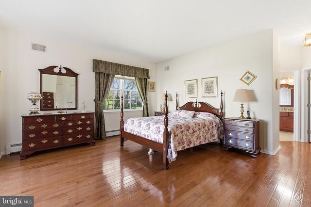 4 SWAN LAKE CT, Barnegat, NJ 08005