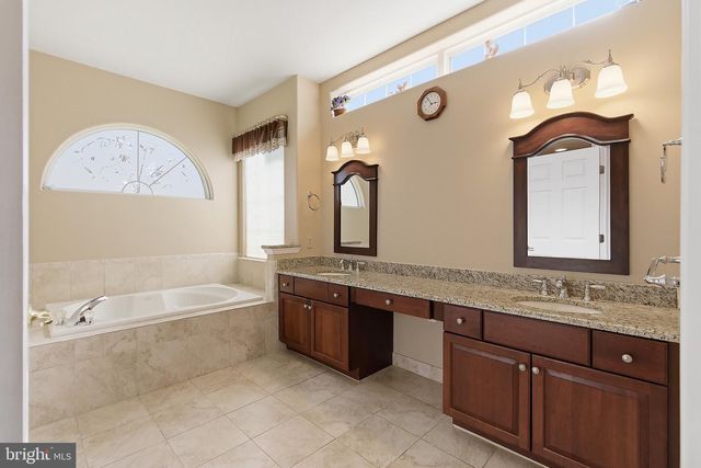 4 SWAN LAKE CT, Barnegat, NJ 08005