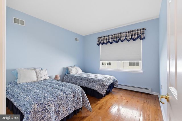 4 SWAN LAKE CT, Barnegat, NJ 08005