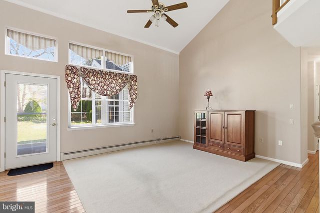 4 SWAN LAKE CT, Barnegat, NJ 08005