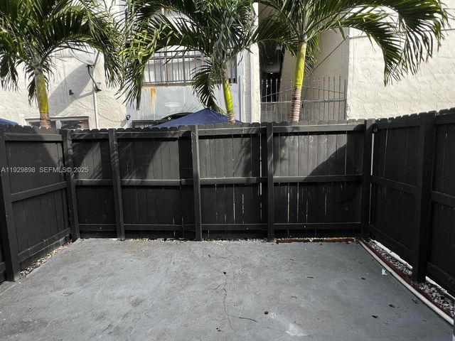 324 W 74th Pl 5, Hialeah, FL 33014