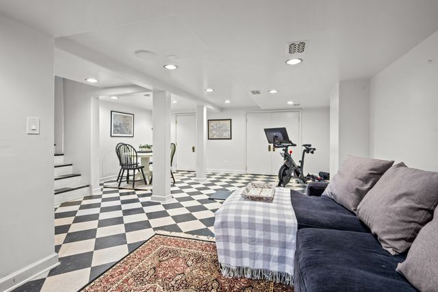 1288 Ridgewood Drive, Highland Park, IL 60035