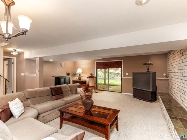 253 Braeside Drive, Hamden, CT 06514