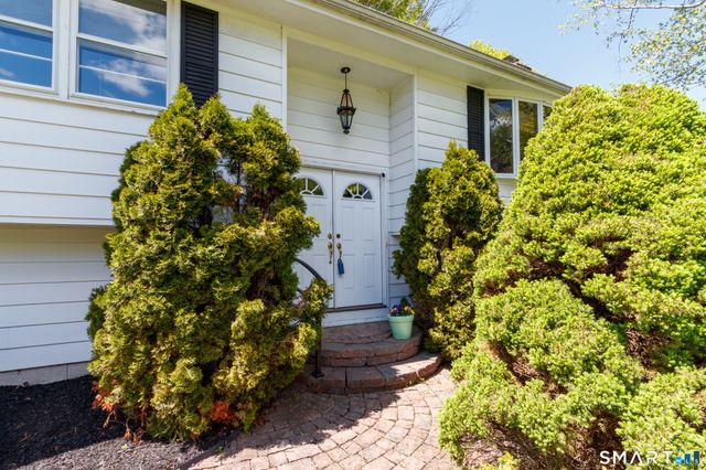 253 Braeside Drive, Hamden, CT 06514
