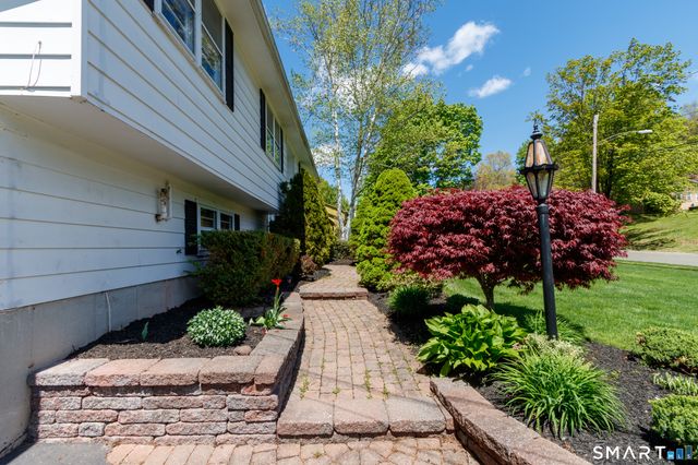 253 Braeside Drive, Hamden, CT 06514