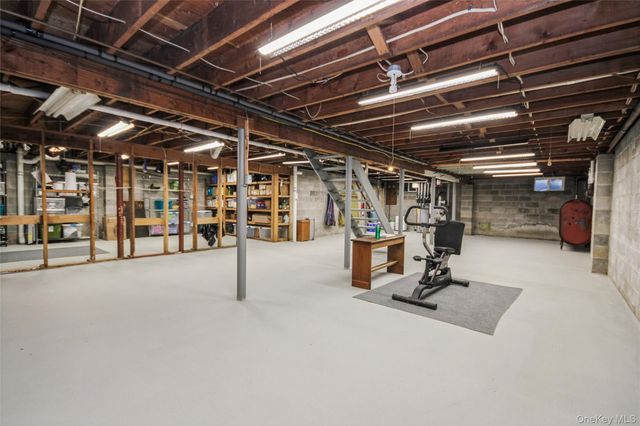 5 Van Court, Hyde Park, NY 12538