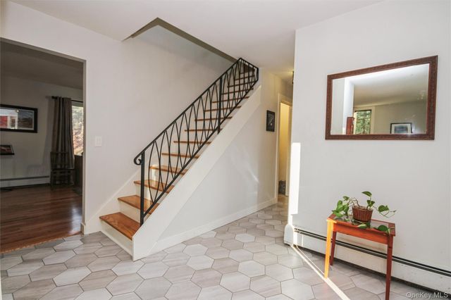 5 Van Court, Hyde Park, NY 12538