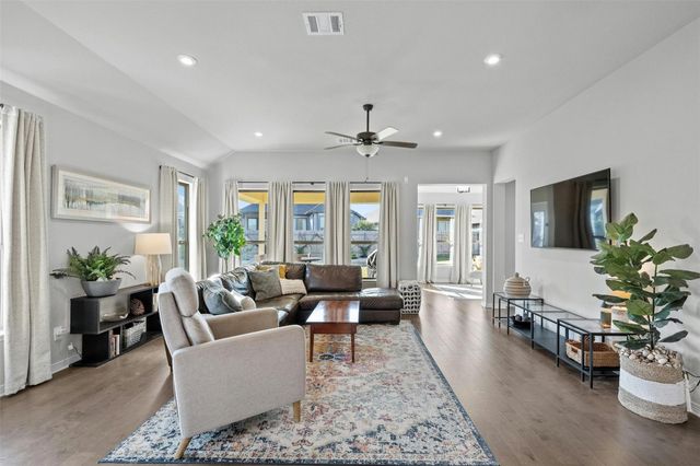 103 Scotsburg ST, Hutto, TX 78634