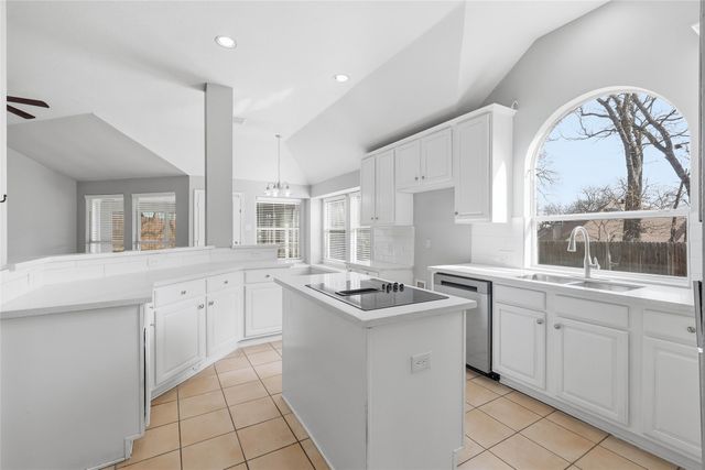 2211 Knob Hill Drive, Corinth, TX 76210