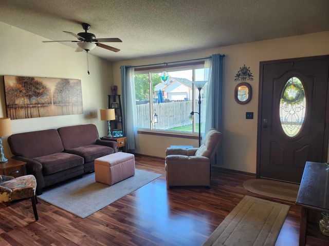 909 E 52nd St S, Wichita, KS 67216