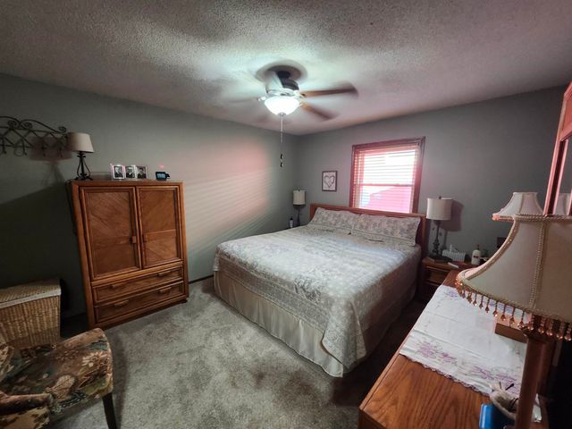 909 E 52nd St S, Wichita, KS 67216