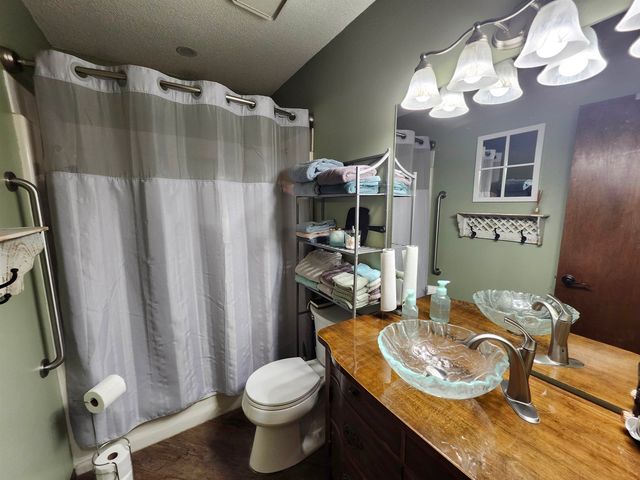 909 E 52nd St S, Wichita, KS 67216