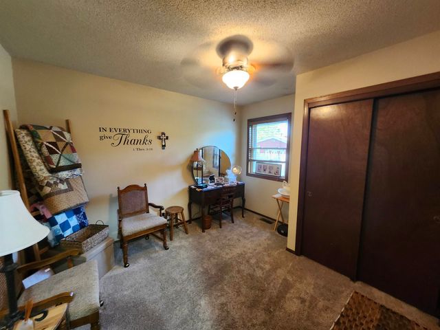 909 E 52nd St S, Wichita, KS 67216