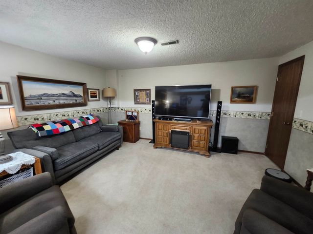 909 E 52nd St S, Wichita, KS 67216