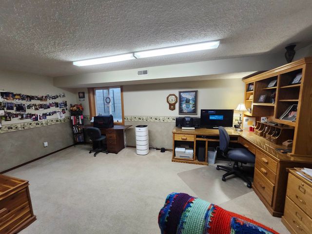 909 E 52nd St S, Wichita, KS 67216