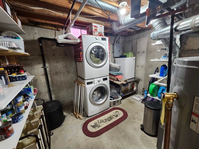 909 E 52nd St S, Wichita, KS 67216